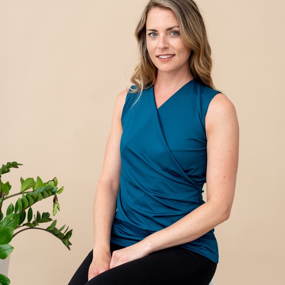 Sleeveless Cross Front Top - Picture 4 of 5